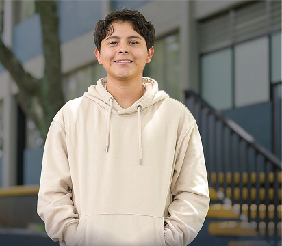 Manuel Alvarado, estudiante de Negocios Internacionales, en el campus