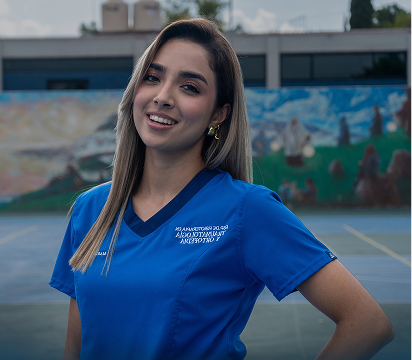Rocío Manzanares, estudiante de Fisioterapia y Rehabilitación, en el campus