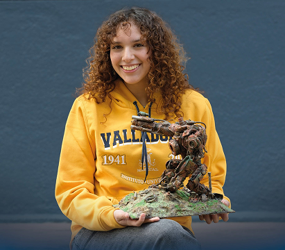 María Fernanda Delgado, estudiante de Animación y Videojuegos, con uno de sus proyectos